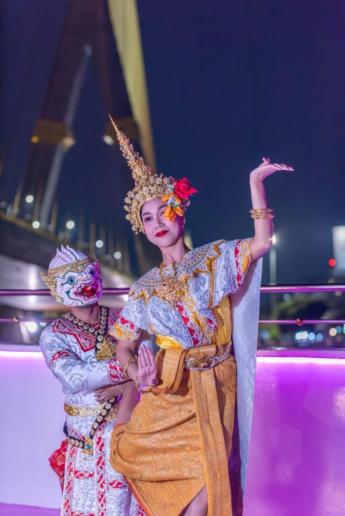 รูปการแสดง 2 เรือ Bangkok Chaophraya Cruise
