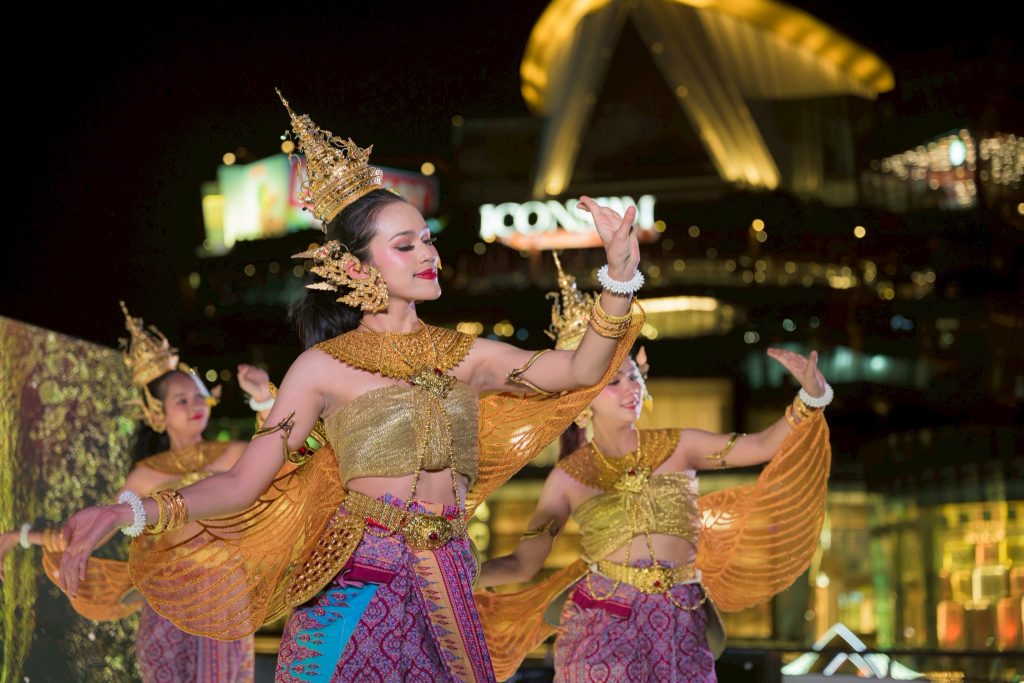 การเเสดงรำไทย
